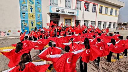 Mardin Nusaybin'de T&uuml;rk bayrağı sevgisi: &Ouml;ğrencilerden anlamlı video!