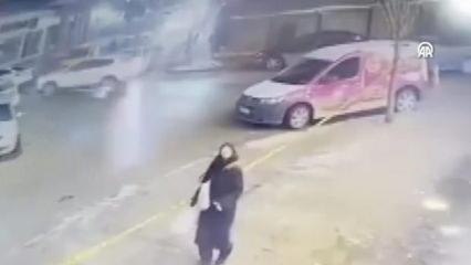 Mucize kurtuluş kameralara yansıdı: Buz k&uuml;tlesinin altında kalacaktı!