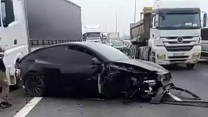 Tem Otoyolu'nda otopilotla giden Tesla'nın, ters istikamete daldığı anlar kamerada