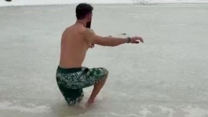 Sakarya'da dondurucu soğuğa meydan okudu: Buzu kırıp g&ouml;le girdi