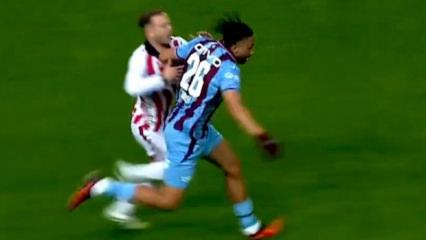 Samsunspor - Trabzonspor ma&ccedil;ında tartışmalı pozisyon: Sarı kart &ccedil;ıktı