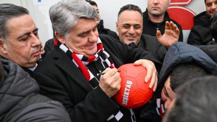 Serdal Adalı ile minik taraftar arasında g&uuml;l&uuml;mseten konuşma