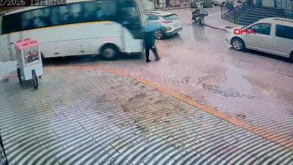 Servis minib&uuml;s&uuml;n&uuml;n &ccedil;arpıp s&uuml;r&uuml;klediği kadın kazayı ucuz atlattı