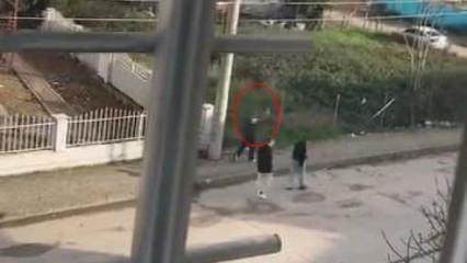 İzmit sokaklarında tehlikeli oyun! &Ccedil;ocuk havaya ateş a&ccedil;tı