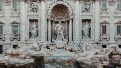 Trevi &Ccedil;eşmesi&rsquo;ne giriş &uuml;cretli oldu: Ziyaret&ccedil;ilerden 2 avro alınacak