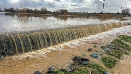 Uşak'ta dere taştı, tarım arazilerini su bastı