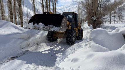Van'da kar kalınlığı 1 metreyi buldu: 5 il&ccedil;ede yollar kapandı! İşte o il&ccedil;eler 