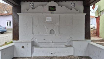 Yer: Eskişehir! Tarihi &ccedil;eşmede &ccedil;irkin olay: Muhtar &ccedil;areyi yazı asmakta buldu