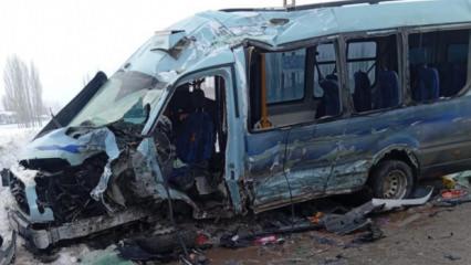 Yolcu minib&uuml;s&uuml; ile otob&uuml;s &ccedil;arpıştı: &Ccedil;ok sayıda yaralı var