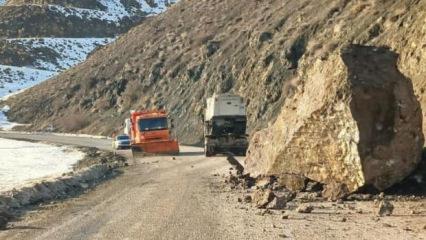 Y&uuml;ksekova-Van yoluna dev kaya par&ccedil;aları d&uuml;şt&uuml;
