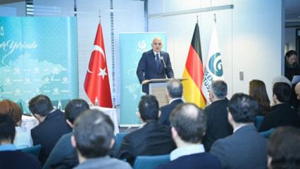 Berlin'de k&uuml;lt&uuml;r diplomasisi: Bakan Ersoy Berlin'de T&uuml;rk&ccedil;e &ouml;ğrenen gen&ccedil;lerle buluştu