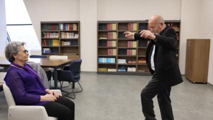 47 yıllık eşine sevgililer g&uuml;n&uuml; s&uuml;rprizi! T&uuml;rk&uuml; s&ouml;yleyip, zeybek oynadı