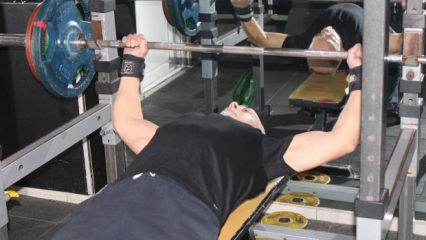 420 kilo kaldıran 65 yaşındaki Hakkı Amca karşısına &ccedil;ıkacak rakip bulamıyor