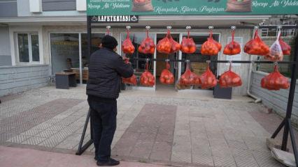 Mahalle muhtarı başlattı: Vatandaşlar &uuml;cretsiz sebze ve meyve alıyor 
