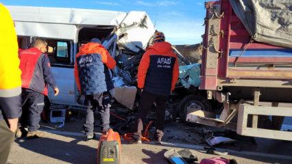 Kayseri'de &ouml;ğrenci servisi tıra ok gibi saplandı: 1 &ouml;l&uuml;, 7 yaralı