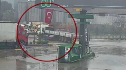 Akaryakıt istasyonunda korkun&ccedil; kaza: Otomobil TIR&rsquo;a &ccedil;arptı, o anlar kameraya yansıdı