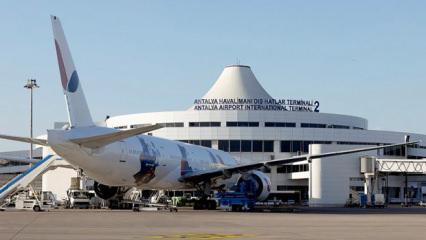 Antalya Havalimanı'nda korku dolu anlar! Kalkışta u&ccedil;ağın tekerleği kırıldı