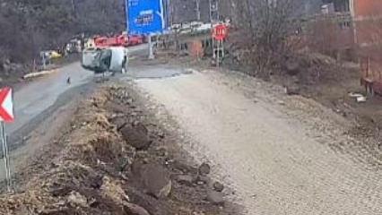 Artvin&rsquo;de otomobiliyle taklalar atan s&uuml;r&uuml;c&uuml; yaralandı