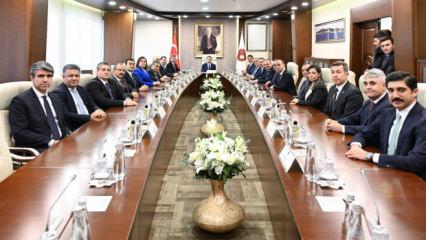 Bakan G&uuml;rlek g&ouml;reve başladı: İlk a&ccedil;ıklamasını yaptı