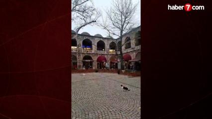 Bursa'nın tarihi değeri Koza Han'da yeni d&ouml;nem: Masa sandalyeler kaldırılıyor