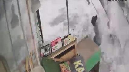 &Ccedil;atıdan d&uuml;şen kar k&uuml;tlesinden saniyeler ile kurtuldu