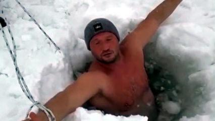 &Ccedil;ıldır G&ouml;l&uuml;&rsquo;n&uuml;n buz gibi suyuna daldılar