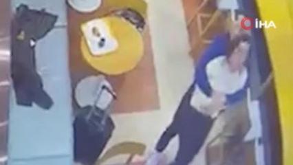 İstanbul Havalimanı'nda garsonun hayat kurtaran Heimlich m&uuml;dahalesi kamerada