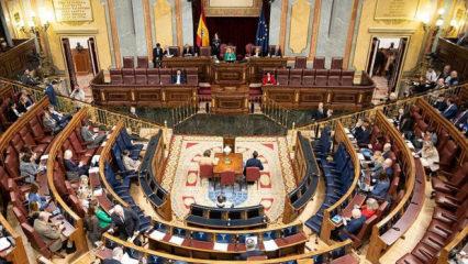 D&uuml;nya tarihini değiştirdiler! İşte İslam d&uuml;nyasının ilk kadın başbakanı...