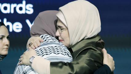 &Ouml;d&uuml;l t&ouml;renine damga vuran anlar! Şehit annesi Emine Erdoğan'a kefiye giydirdi