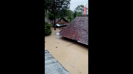 Endonezya&rsquo;da sel alarmı: Batı Cava&rsquo;da yollar sular altında kaldı