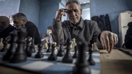 Erzurumlu satran&ccedil; tutkunu amcalar: Namaz vakitleri hari&ccedil; t&uuml;m saatlerde buradayız