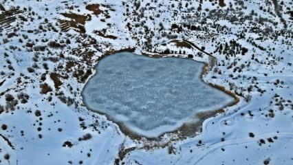 Kartpostallık manzara: 1660 rakımdaki Ardos G&ouml;l&uuml; buz tuttu