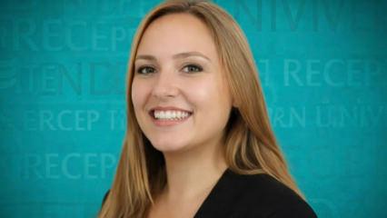 Evinin balkonundan d&uuml;şen akademisyen, son yolculuğuna uğurlandı