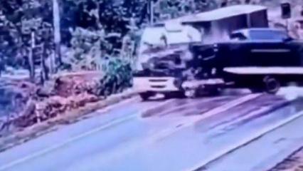 Feci kaza! Kamyon s&uuml;r&uuml;c&uuml;s&uuml; olay yerinde can verdi