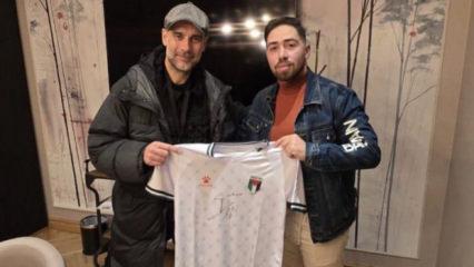 Guardiola, Filistin Milli Takımı'nın formasını imzaladı