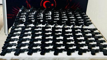 G&uuml;vercin k&uuml;mesinde 124 ruhsatsız tabanca ele ge&ccedil;irildi; 3 g&ouml;zaltı