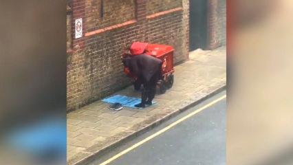 İngiltere bu g&ouml;r&uuml;nt&uuml;leri konuşuyor! Sokakta namaz kılan postacıya hayran kaldılar