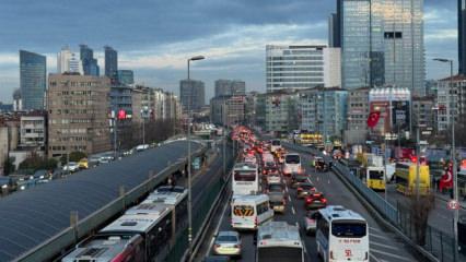 İstanbul'da mesai bitti, trafik &ccedil;ilesi başladı: Yoğunluk kilit noktasına yaklaştı