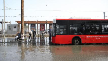 İzmir'de fırtına nedeniyle deniz taştı