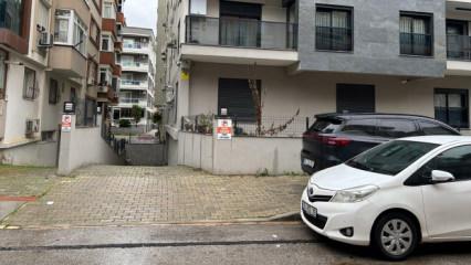 İzmir'de kanlı infaz! Polis kılığına girip, Pehl&uuml;l'&uuml; evinin &ouml;n&uuml;nde katletti