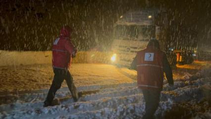 Karda mahsur kalan 40 ara&ccedil;taki 80 kişi kurtarıldı