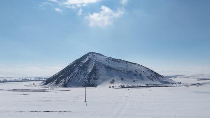 Kartpostallık manzara: Muş Piramidi beyaza b&uuml;r&uuml;nd&uuml;