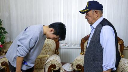 Konyaspor'un G&uuml;ney Koreli oyuncusu Jinho Jo, 96 yaşındaki Kore gazisi ile buluştu