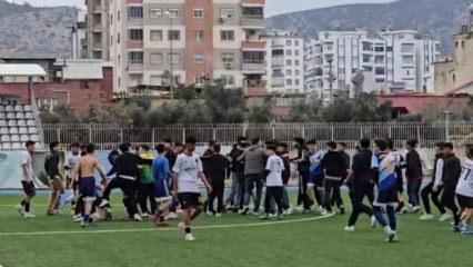 Liseliler futbol turnuvasında birbirlerine girdi: Tekme ve yumruklar havada u&ccedil;uştu