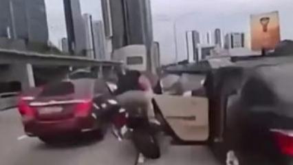 Malezya'da trafikte kapıyı a&ccedil;an 2 yaşındaki &ccedil;ocuk zincirleme kazaya neden oldu