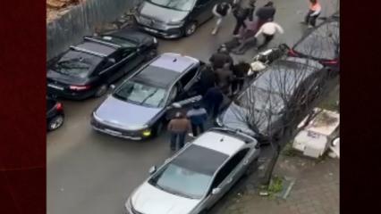 Park yeri nedeniyle tartıştığı s&uuml;r&uuml;c&uuml;y&uuml; silahla &ouml;ld&uuml;rd&uuml;; yakınları saldırganı darbetti