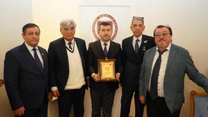 Prof. Dr. Arıcan'a &Ouml;zbekistan&rsquo;dan tarih&icirc; onur nişanı