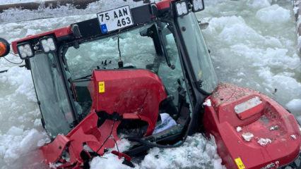 &Ccedil;ıldır G&ouml;l&uuml;'nde korku dolu anlar! Trakt&ouml;r suya g&ouml;m&uuml;ld&uuml;