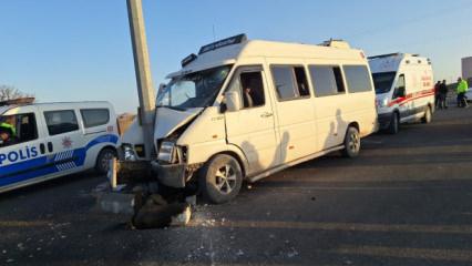 Şanlıurfa&rsquo;da tarım iş&ccedil;ilerini taşıyan minib&uuml;s direğe &ccedil;arptı: 15 yaralı
