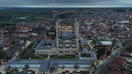 Selimiye Camii&rsquo;nde Ramazan coşkusu: Minareler mahya ile aydınlandı